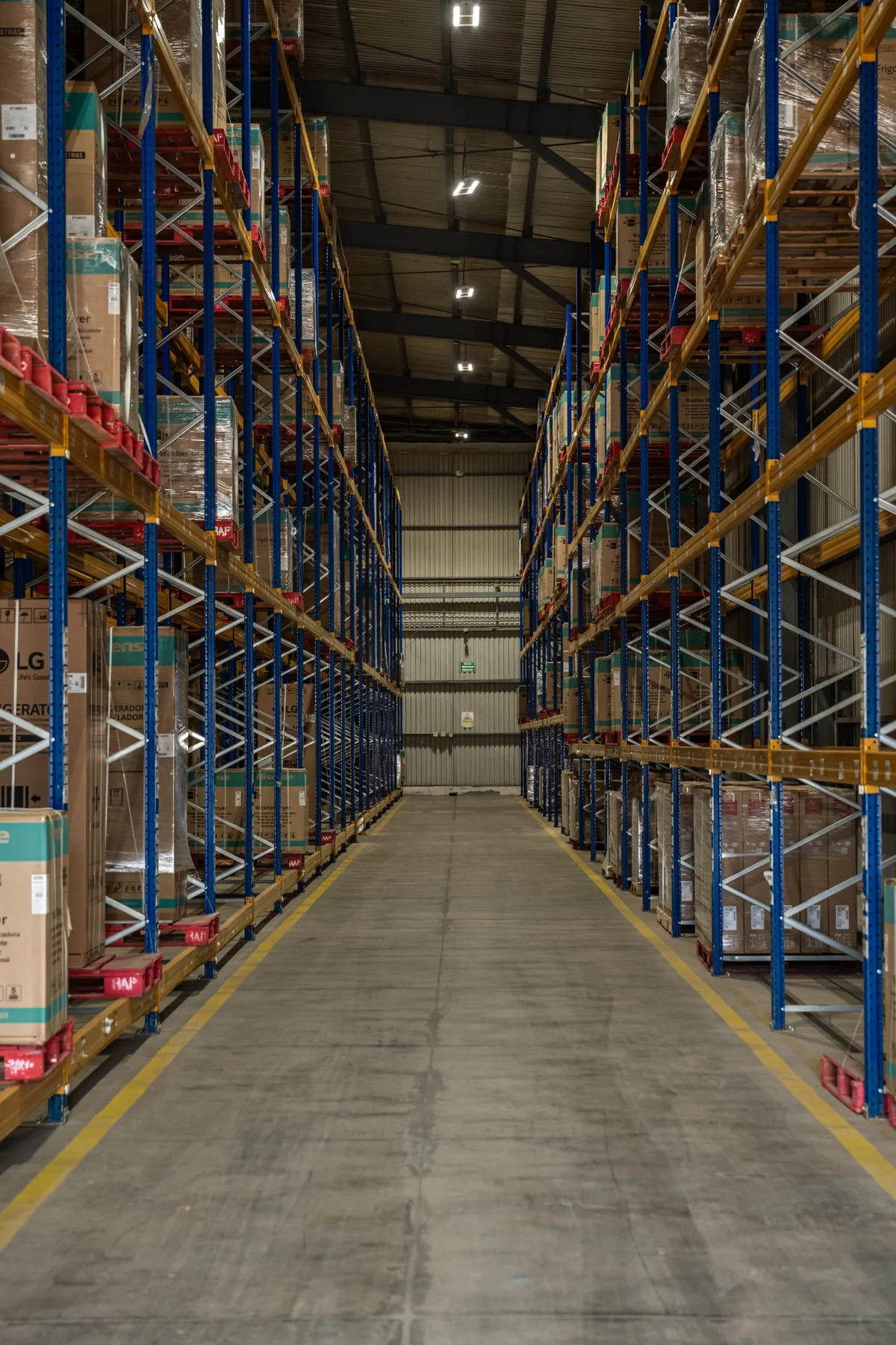 Pasillo de racks industriales